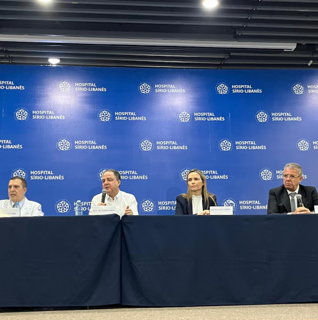Equipe médica do Sírio-Libanês dá entrevista sobre cirurgia de Lula.