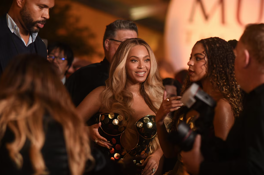 Beyoncé participou da festa de estreia de Mufasa: O Rei Leão na noite desta segunda-feira (9), em Los Angeles, nos Estados Unidos