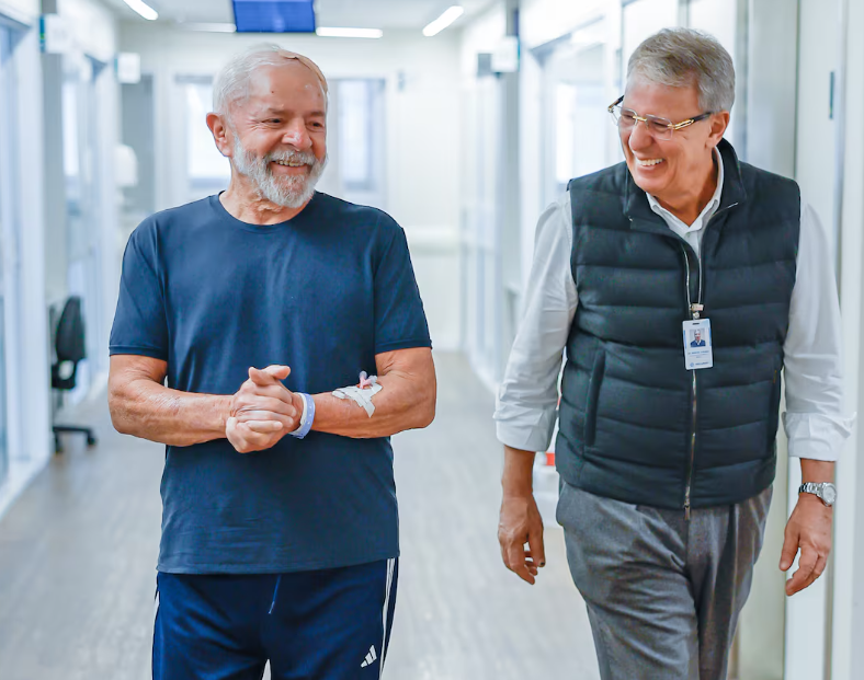 Lula caminhou nesta sexta-feira nos corredores do hospital Sírio-Libanês, em São Paulo