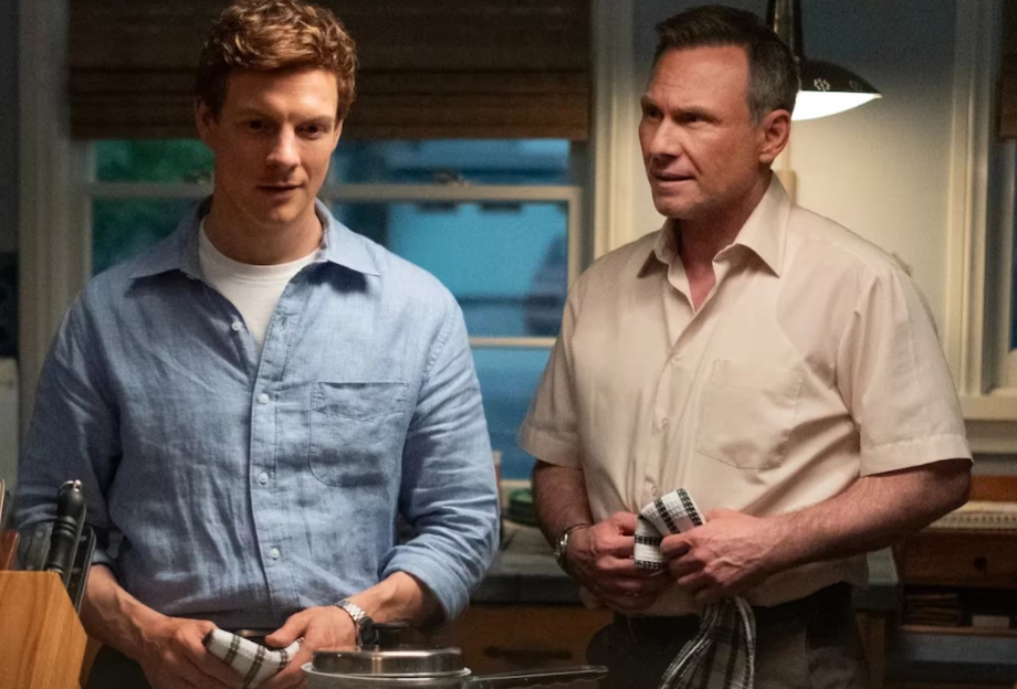 Personagem de Christian Slater (dir.) é o pai adotivo de Dexter, vivido agora por Patrick Gibson (esq.)