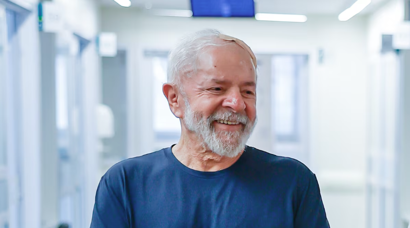 O presidente Luiz Inácio Lula da Silva e o neurocirurgião Marcos Stavale caminhando pelos corredores do Hospital Sírio Libanês