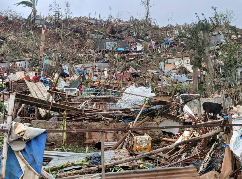 Foto fornecida pela ONG Médicos do Mundo mostra uma colina devastada no território francês de Mayotte, após o Ciclone Chido causar grandes danos.