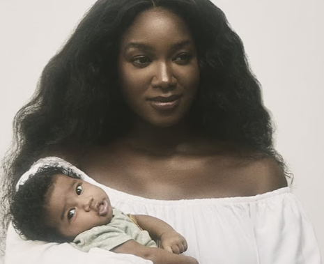 Iza mostra foto com a filha, Nala, para a música Como Posso Amar Assim?