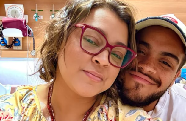 Preta Gil e seu filho, Francisco Gil, em um quarto no hospital Sírio-libanês.