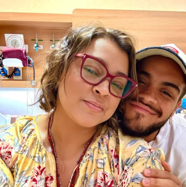 Preta Gil e seu filho, Francisco Gil, em um quarto no hospital Sírio-Libanês.