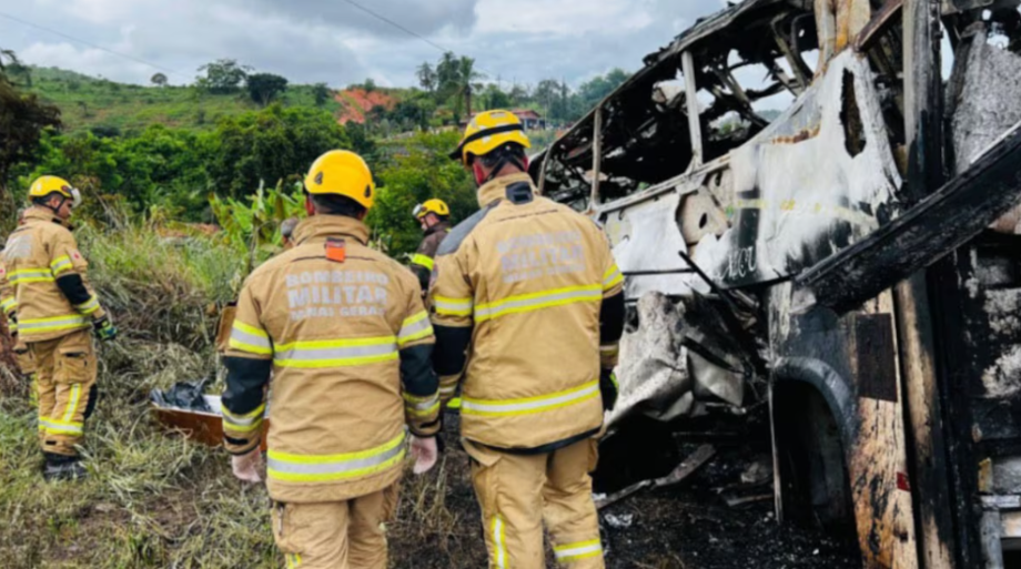 21/12/2024 - Acidente com ônibus, carreta e carro deixa ao menos 18 mortos em Minas Gerais, Br-116 . Foto Corpo Bombeiros MG.