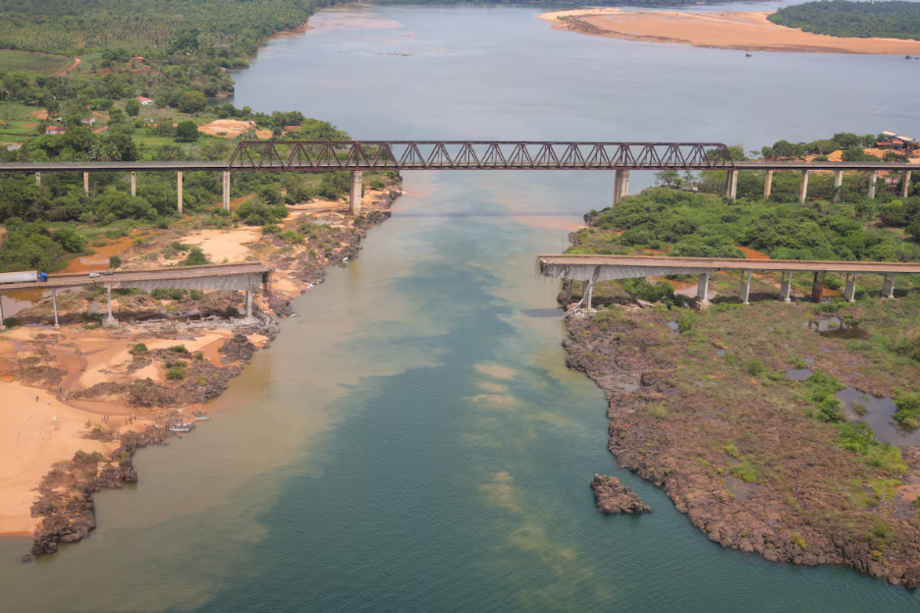 Quatro pessoas morreram e outras 13 estão desaparecidas após queda de ponte no Tocantins.