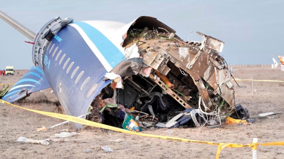Avião, de fabricação da Embraer, com 67 passageiros cai no Cazaquistão.