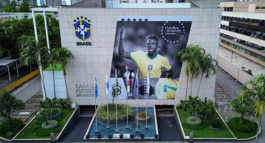 Eleito melhor do mundo, CBF homenageia Vini Jr e estampa foto do atacante na sede da entidade.