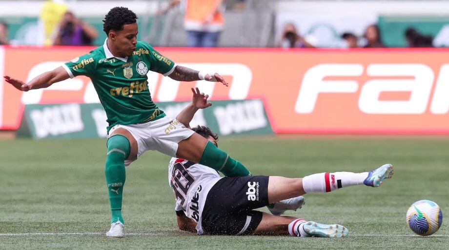 Lázaro deixa o Palmeiras e retorna ao Almería após fim de período de empréstimo.