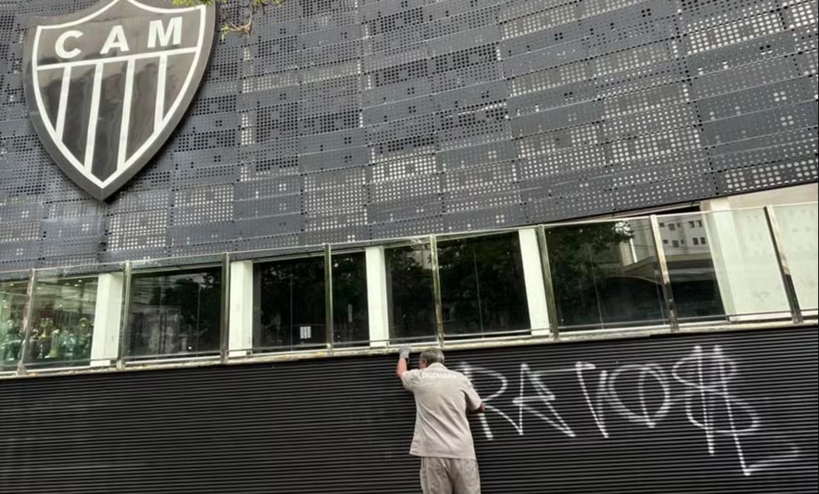 Sede do Atlético-MG é pichada após vice da Libertadores e protesto mira investidores da SAF