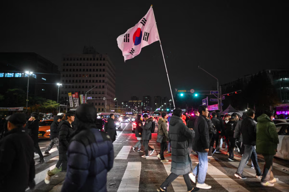 Manifestantes se reúnem do lado de fora da Assembleia Nacional após o presidente declarar lei marcial