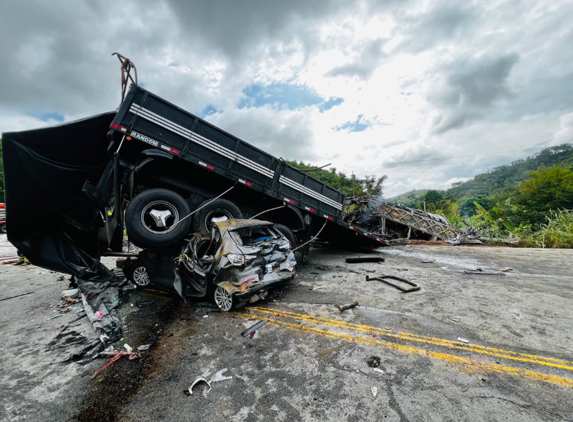 Acidente entre carro, ônibus e carreta deixou 41 mortos na altura do km 286 da BR-116, em Minas Gerais