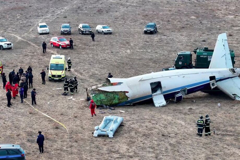 O Embraer 190, de matrícula J2-8243, transportava 62 passageiros e cinco tripulantes de Baku, capital do Azerbaijão, a Grósnia, na Rússia