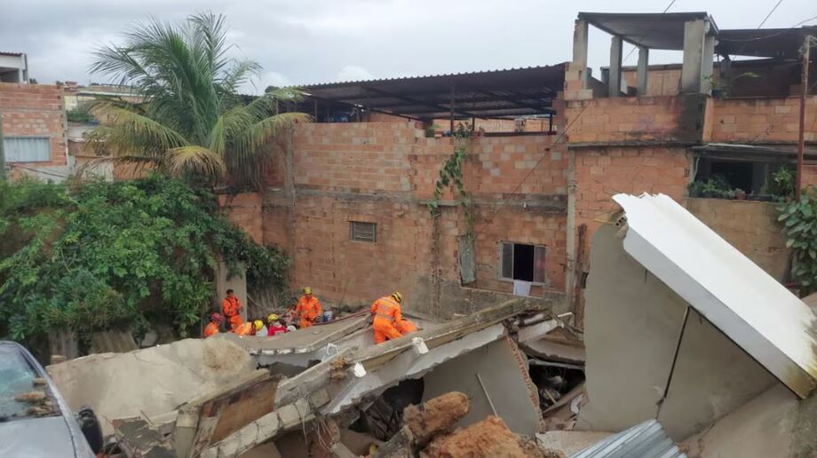 Equipes do Corpo de Bombeiros de MG trabalham no resgate de uma jovem soterrada após o desabamento de uma casa no bairro Conjunto Paulo VI, em Belo Horizonte