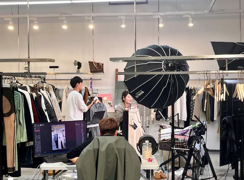 Nas lojas, mesmo sem visitantes, os vendedores vendem milhões de yuans chineses nas transmissões ao vivo