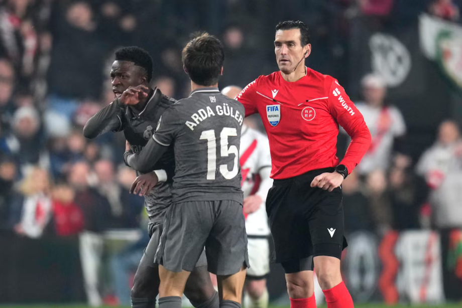 Vinícius Júnior reclama com árbitro durante partida contra o Rayo Vallecano