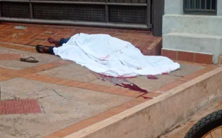 Vítima foi encontrada morta por dona de casa em calçada