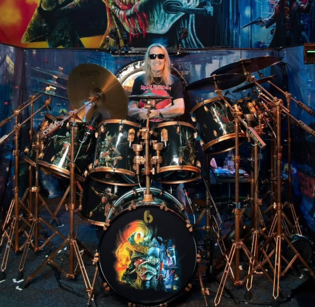 Nicko McBrain anuncia aposentadoria de turnês com Iron Maiden