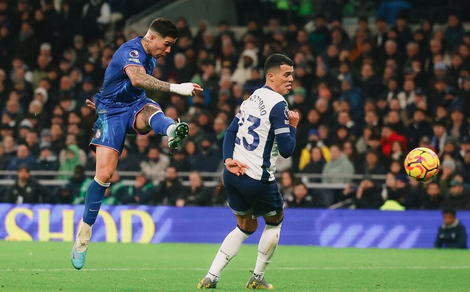 Cucurella abusa de falhas, mas Chelsea vira sobre o Tottenham e mantém vice-liderança do Inglês