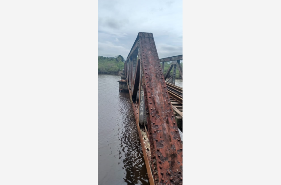 Ponte de ferro em Araquari, de onde mulher caiu e se segurou com cadarço de tênis
