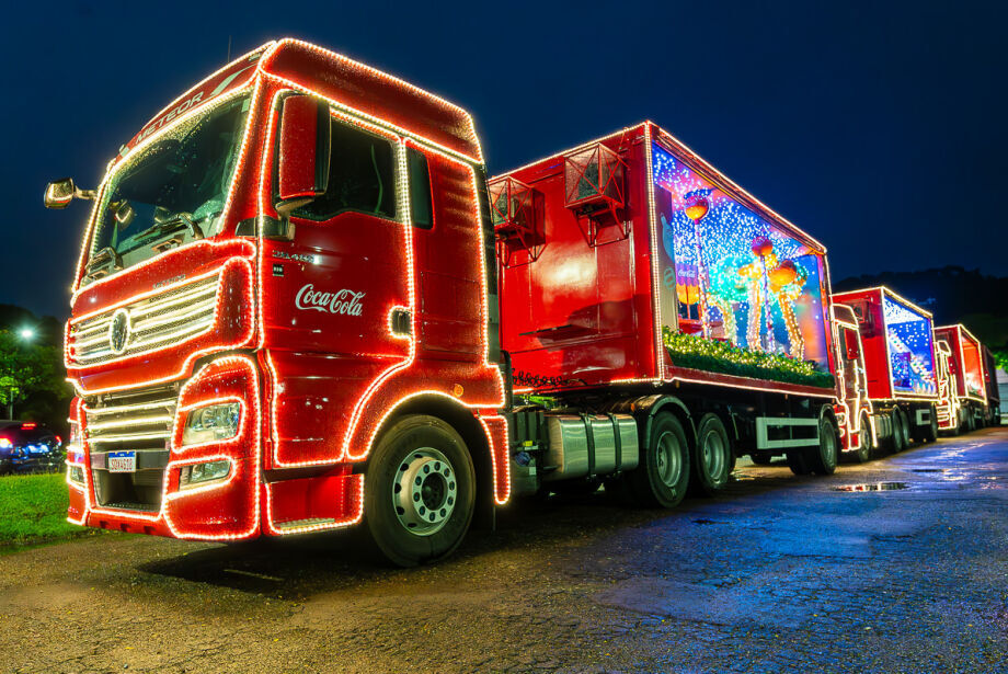 Caravana de Natal da Coca-Cola começa no Comper e ilumina as ruas de Campo Grande e Dourados com música, luzes e encantamento