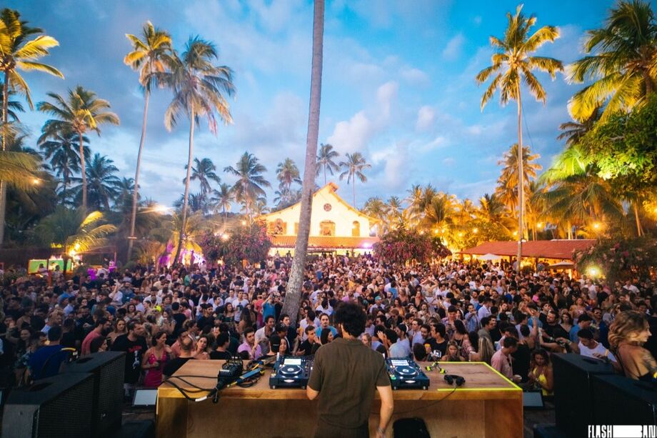 Réveillon em Carneiros: festas luxuosas, cenário paradisíaco e pacotes que ultrapassam R$ 12 mil.