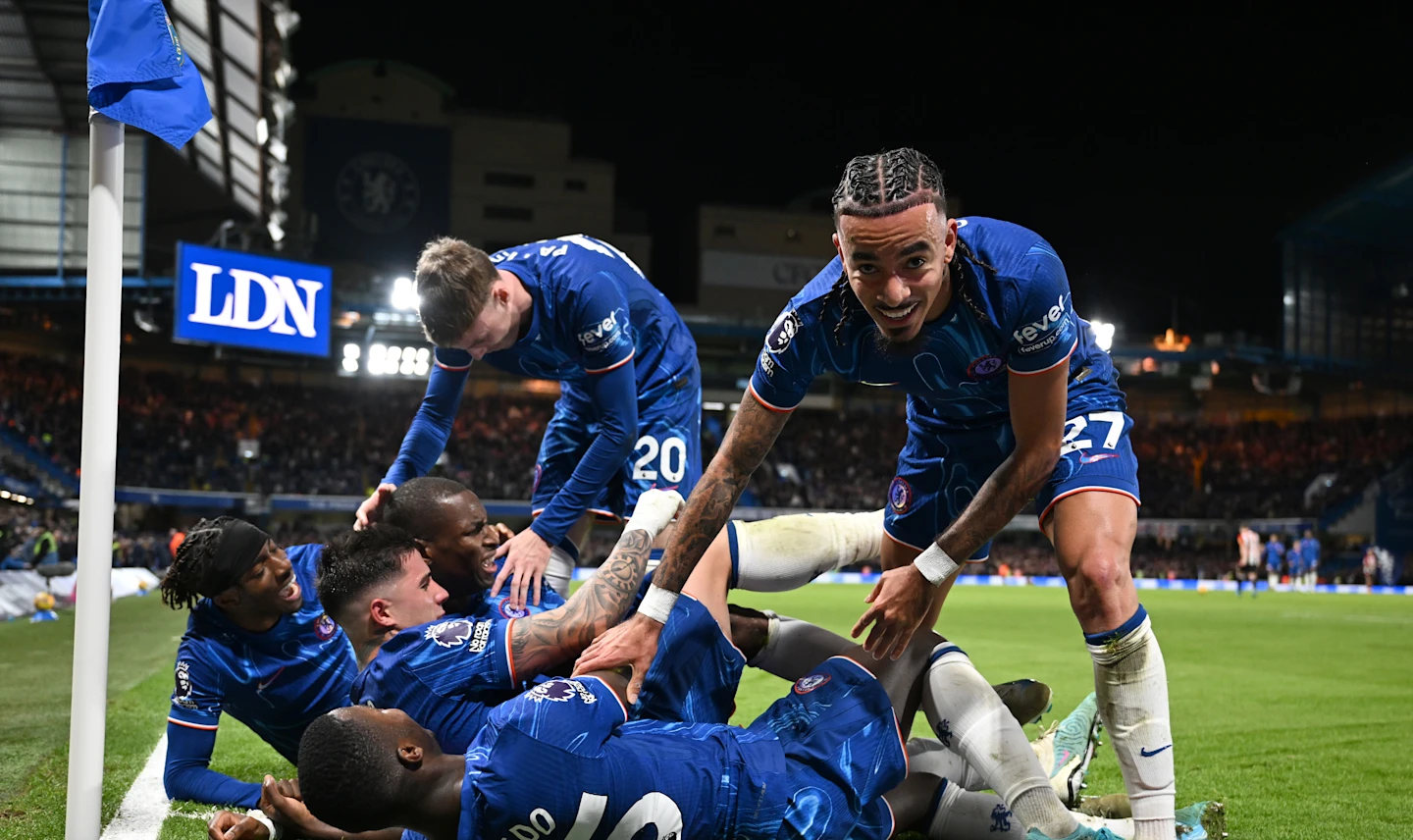 Chelsea bate Brentford e se aproxima do líder Liverpool no Inglês; Tottenham goleia