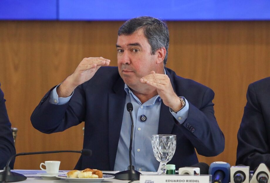 O governador Eduardo Riedel