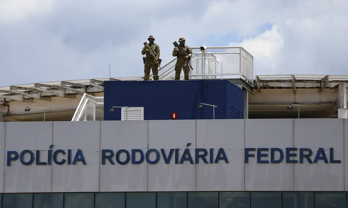 Jovem de 26 anos é atingida por tiro na cabeça em ação da PRF.