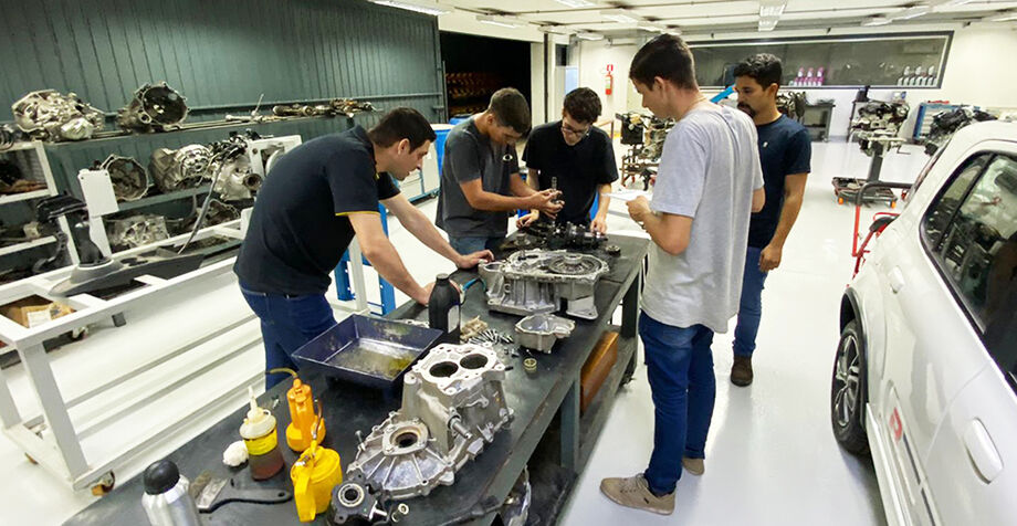 Com cursos técnicos desenvolvidos para atender às demandas reais das indústrias, o Senai oferece formação prática, moderna e voltada para o mercado