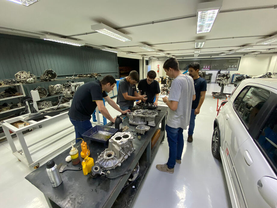 Com cursos técnicos desenvolvidos para atender às demandas reais das indústrias, o Senai oferece formação prática, moderna e voltada para o mercado