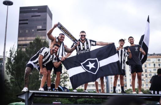 Campeões da Libertadores são recebidos por milhares de torcedores no Rio: 'É tempo de Botafogo'