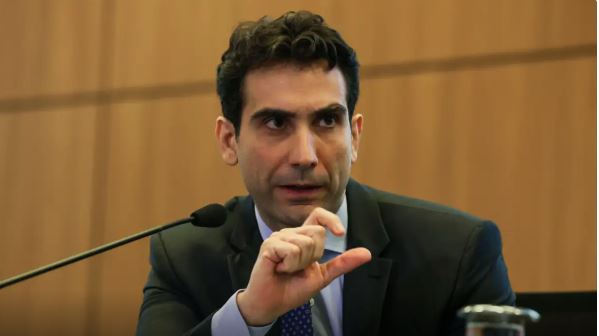 Gabriel Galípolo assume Banco Central com desafios sobre juros altos, pressão política e expectativas de alinhamento com o governo Lula.