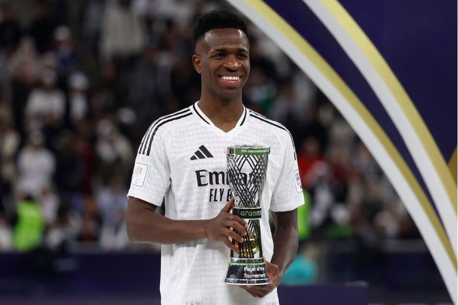 Vinícius Júnior posa com o troféu de craque do torneio após título mundial do Real Madrid.