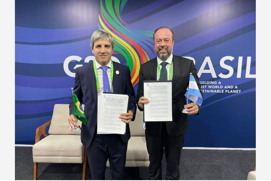 O ministro da Economia da Argentina, Luis Caputo, e o ministro de Minas e Energia do Brasil, Alexandre Silveira, durante a assinatura do acordo de Vaca Muerta