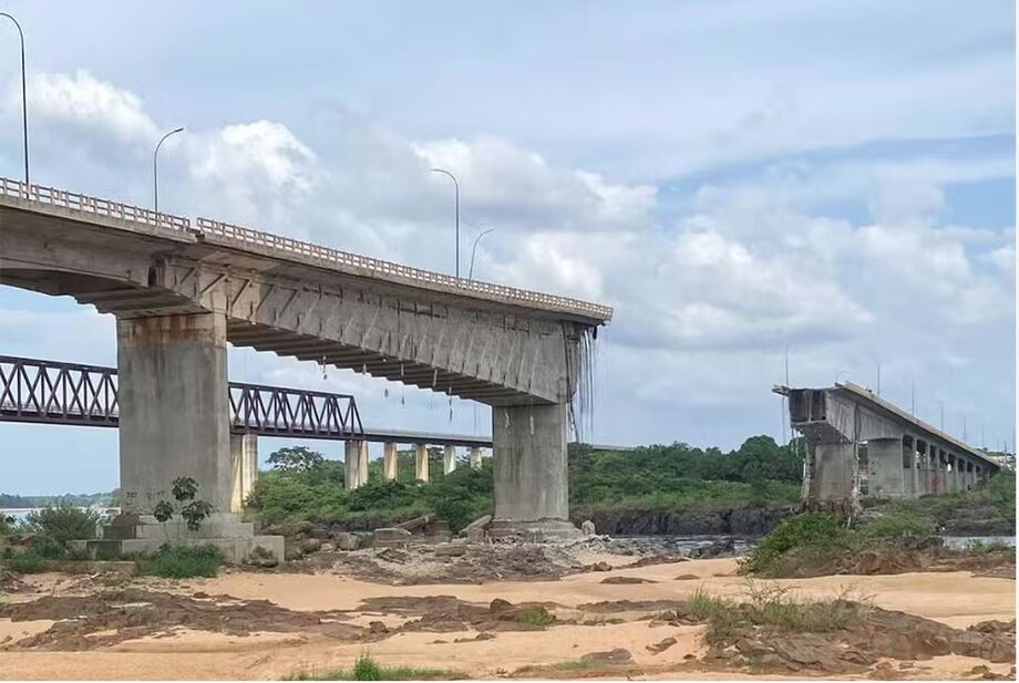 A ponte Juscelino Kubitschek de Oliveira, que liga Aguiarnópolis (TO) e Estreito (MA), desabou na tarde deste domingo (22).
