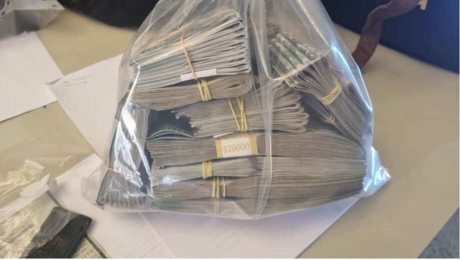 Durante diligências, PF apreendeu joias e relógios além de valores em espécie em mochilas e cofres