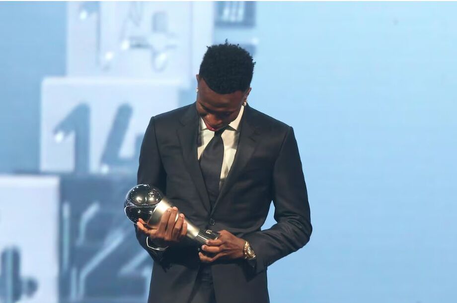 Vini Jr. recebeu o prêmio de melhor jogador do mundo da Fifa em cerimônia no Catar.