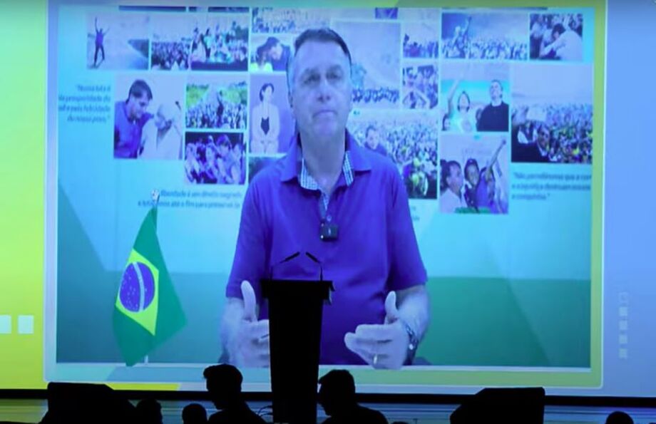 Jair Bolsonaro (PL) participa de CPAC Argentina por meio de vídeo gravado e exibido no evento.