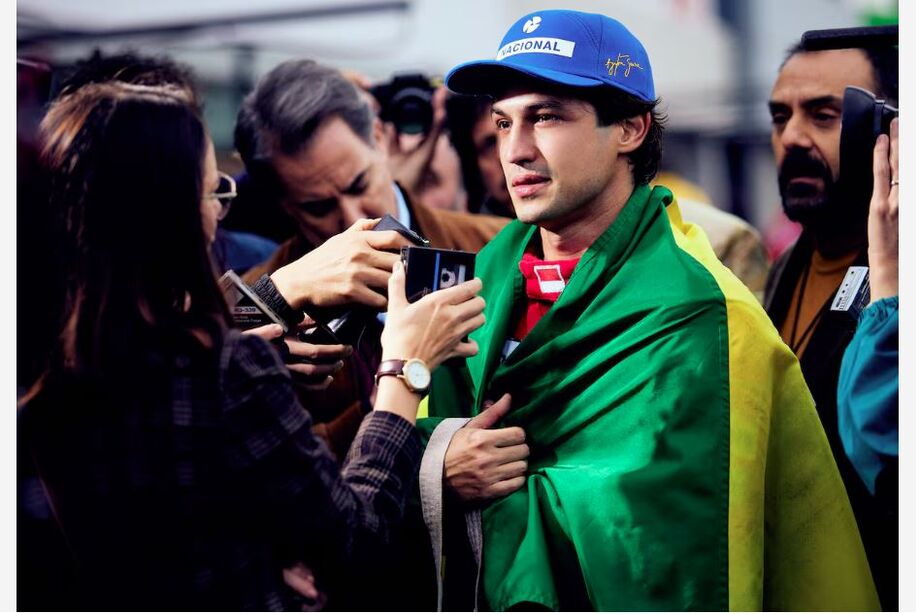Gabriel Leone caracterizado como Senna para a série