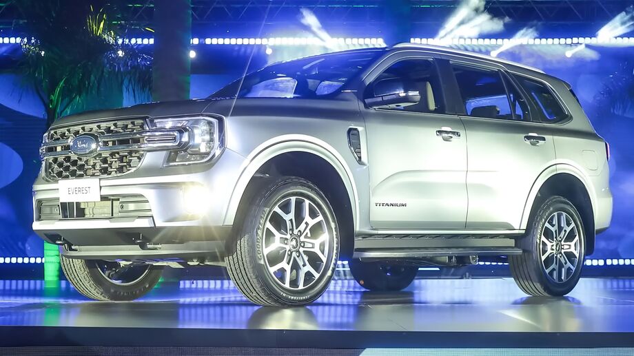 Ford Everest chega à América do Sul em 2025 com design elegante, capacidade off-road e espaço para sete ocupantes, inicialmente importado da Tailândia.