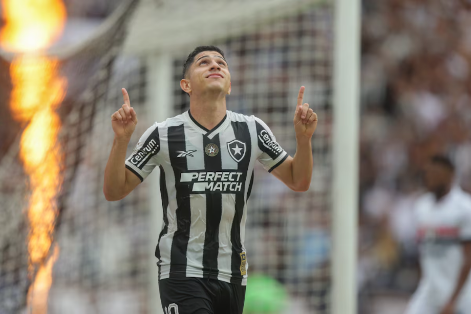 Savarino comemora gol do Botafogo contra o São Paulo no Brasileirão