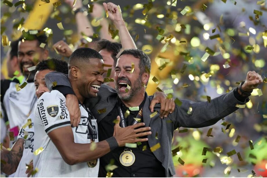 Atacante Júnior Santos e o técnico Artur Jorge comemoram título da Libertadores.