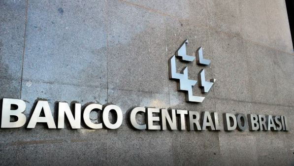 BC vende US$ 845 mi das reservas internacionais para segurar dólar