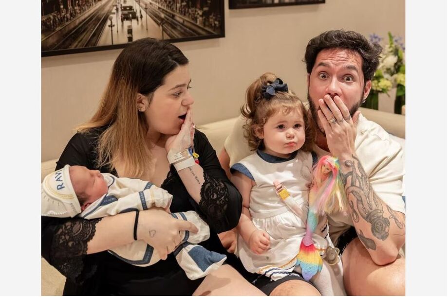 Eliezer e Viih Tube com os filhos Lua e Ravi.