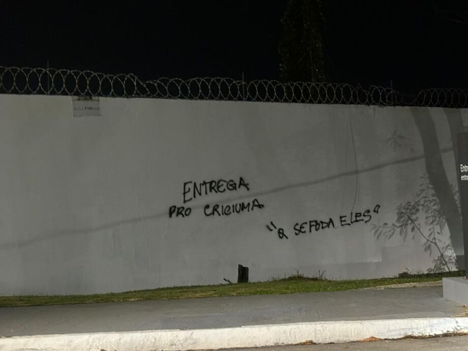 Torcedores do Flamengo picham muro do CT e pedem: 'Entrega para o Criciúma'