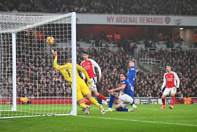 Arsenal sofre, mas vence penúltimo colocado e vira vice-líder do Inglês