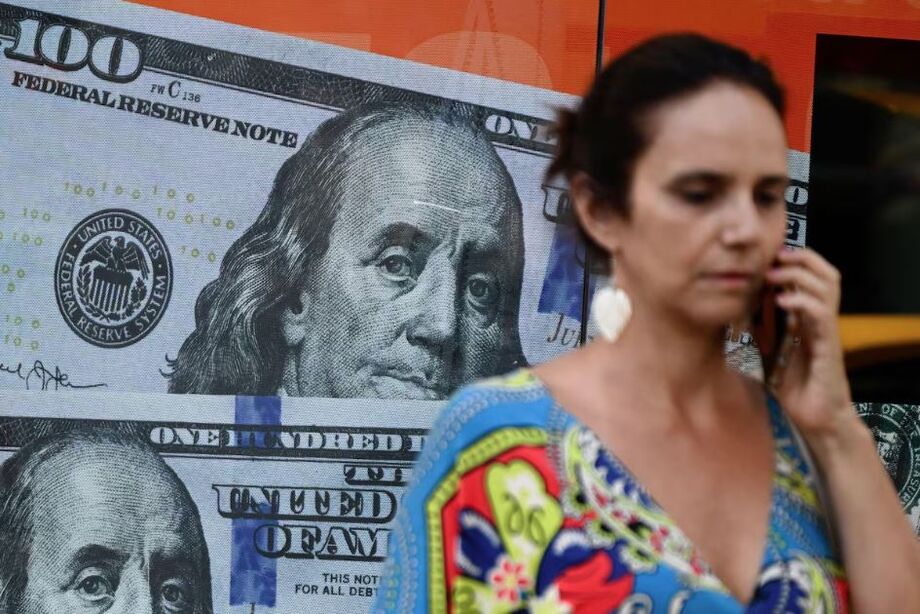 Cartaz anuncia venda de dólares em Buenos Aires. Na Argentina, valorização do peso acende alerta para competitividade das exportações.