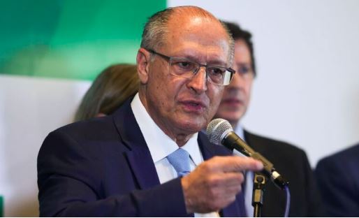 Alckmin afirma que não há 'nenhuma razão' para Lula se afastar do governo